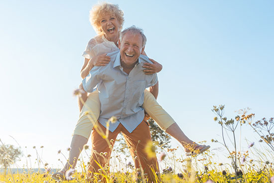 Elderly-couple_550x370px happy elderly white couple with healthy tryptophan metabolism