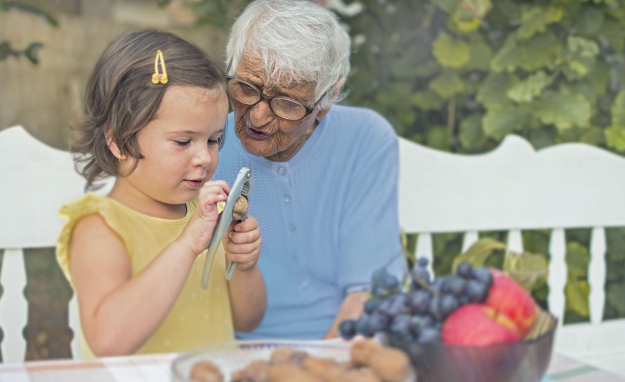 Granny-kid 900x550px-iStock-1173958019 Memory-loss-Aug-27-2019